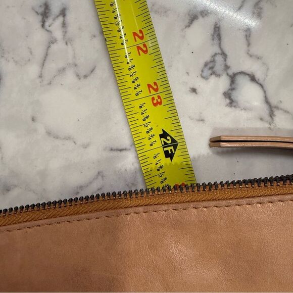 Elegant Tan Leather crossbody Shoulder Bag - Picture 9 of 9